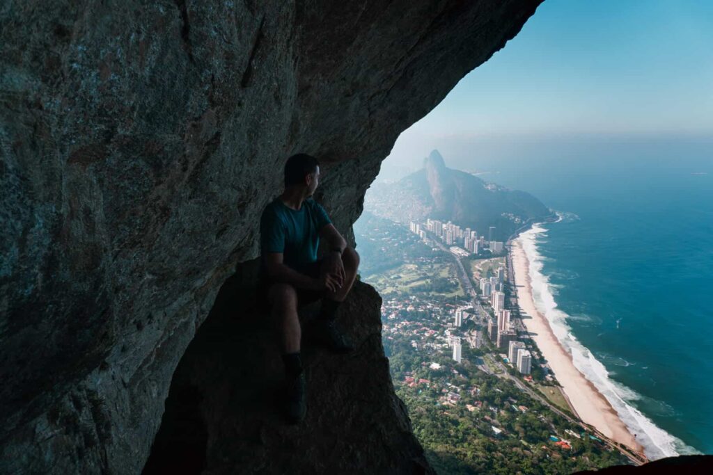 vista da garganta do ceu durante a trilha da pedra da gavea