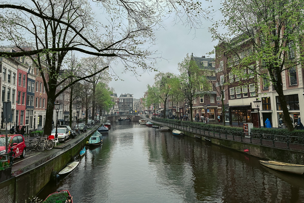 canais de amsterdam em um dia nublado