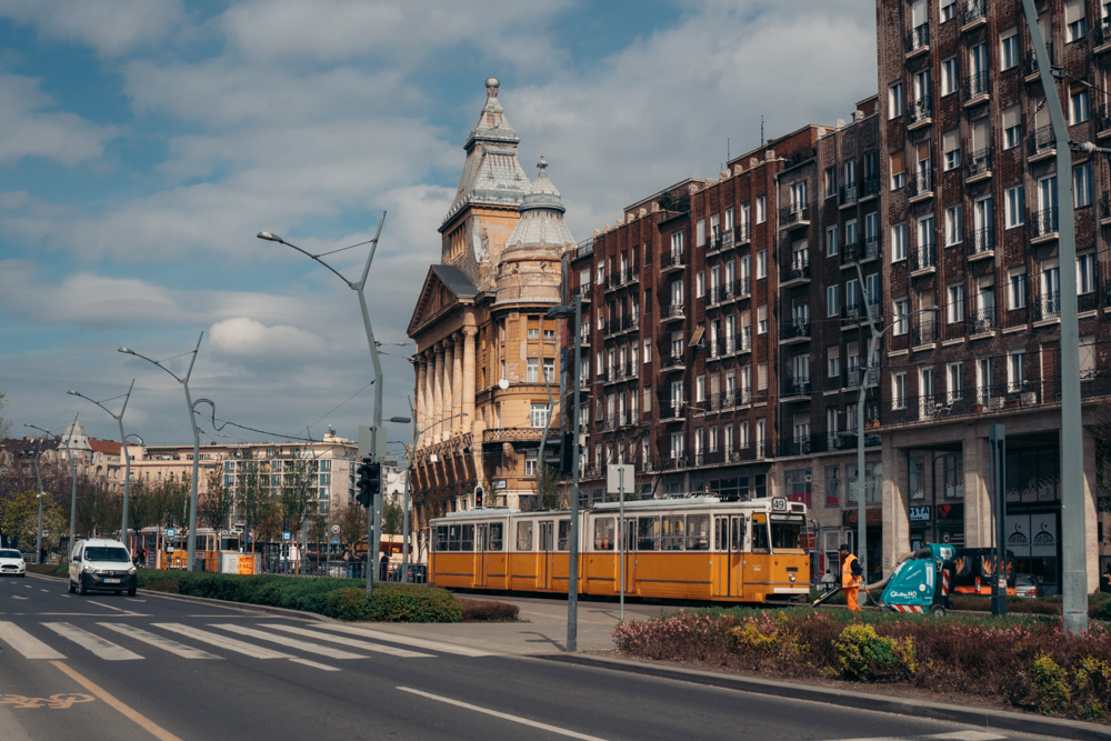 bonde amarelo andando pelas ruas de budapeste