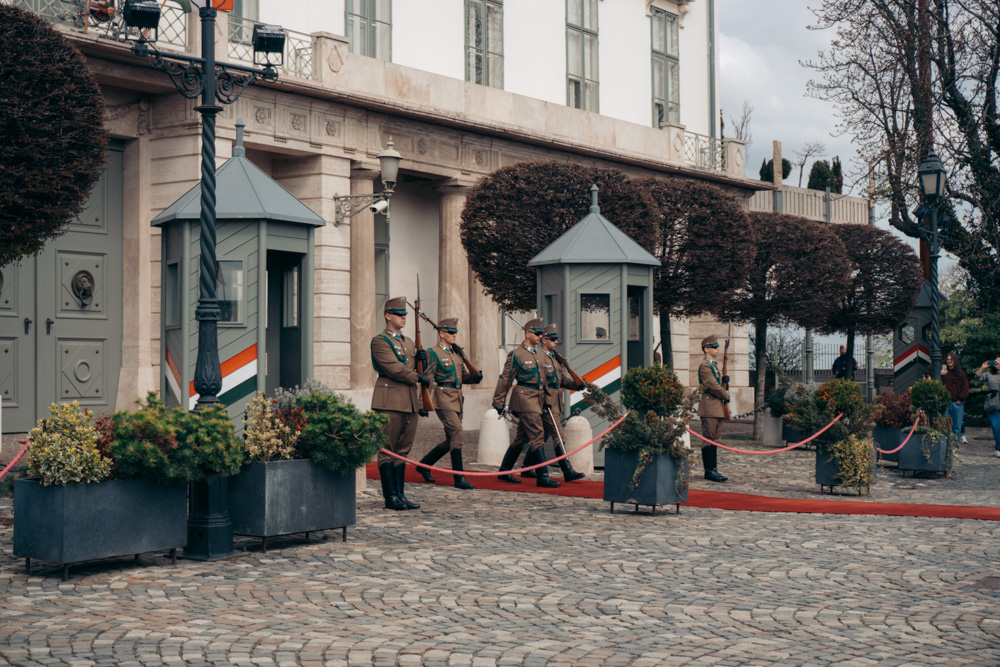 troca da guarda no palacio sandor em budapeste