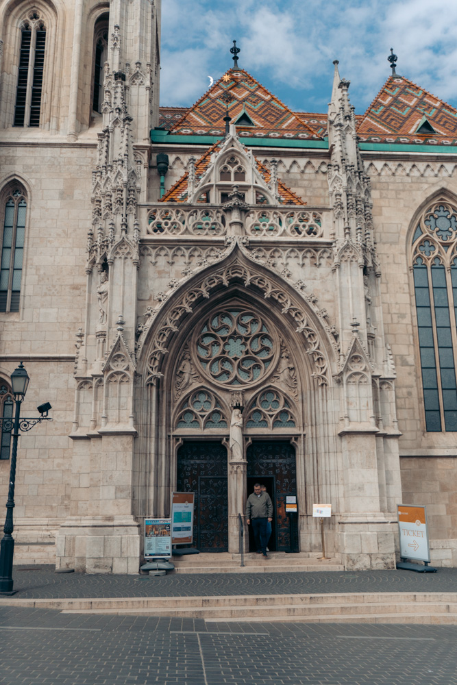 detalhes da porta da igreja matthias em budapeste