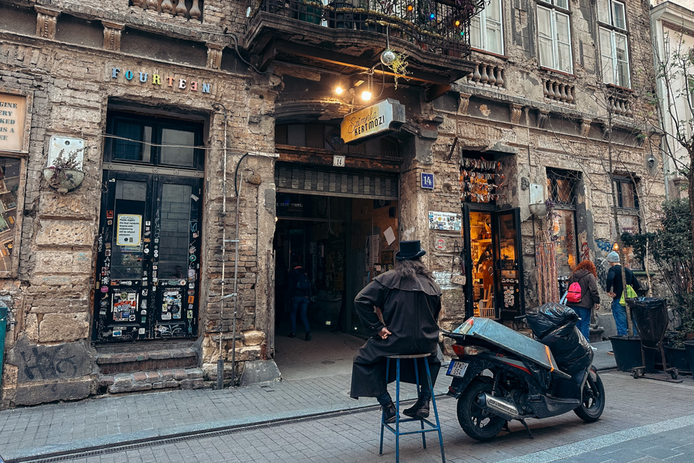 entrada do bar szimpla em budapeste