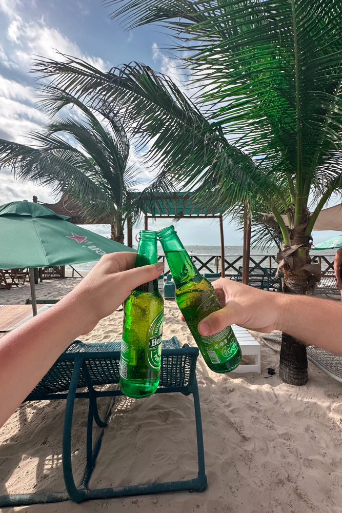 brinde de cerveja em um fim de tarde em atins