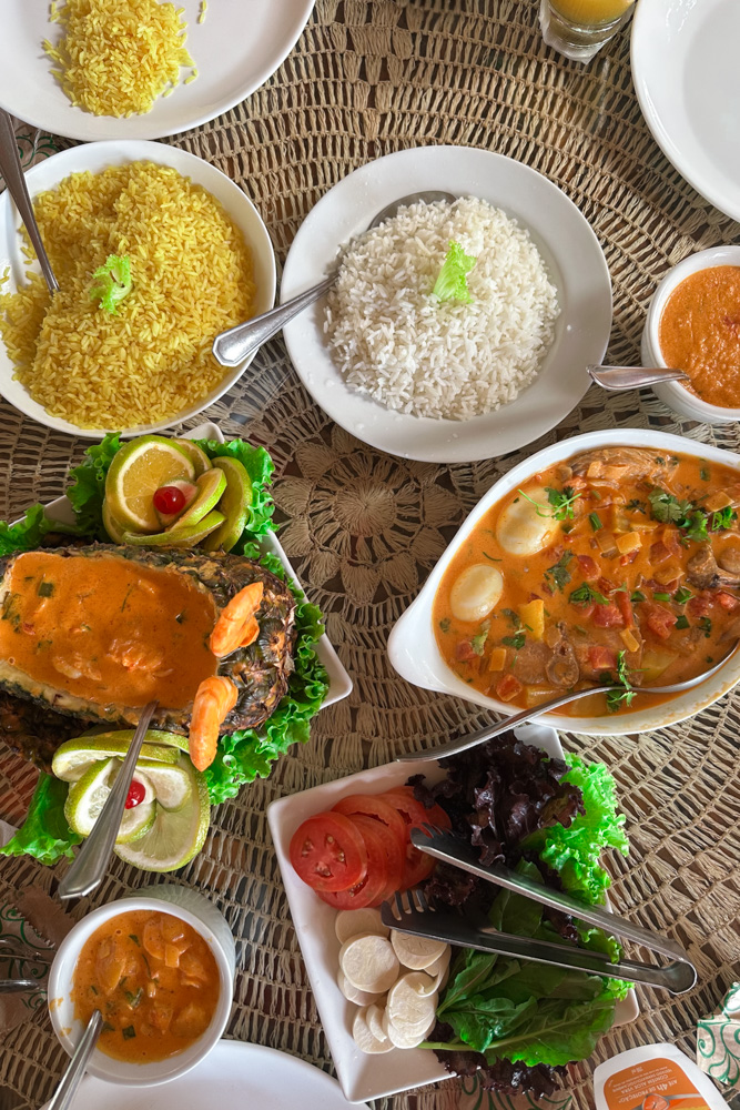 comida no restaurante bambae em barreirinhas
