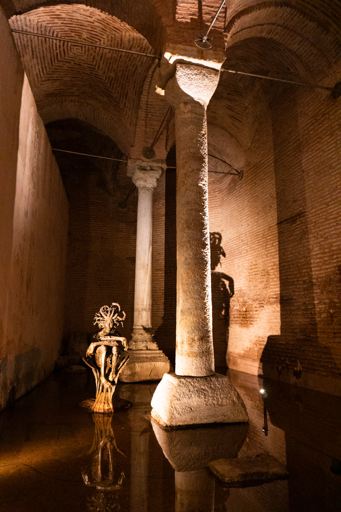 exposicao na cisterna da basilica em istambul