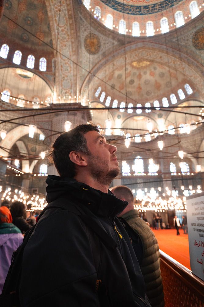 edin muratovic visitando a mesquita azul em istambul