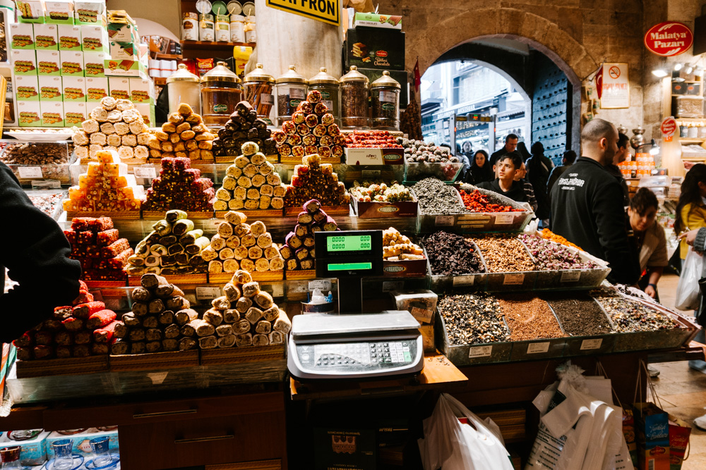 mercado egipcio de temperos em istambul