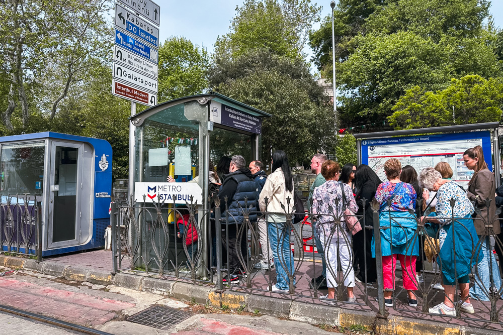 fila para comprar o cartao de transporte em istambul