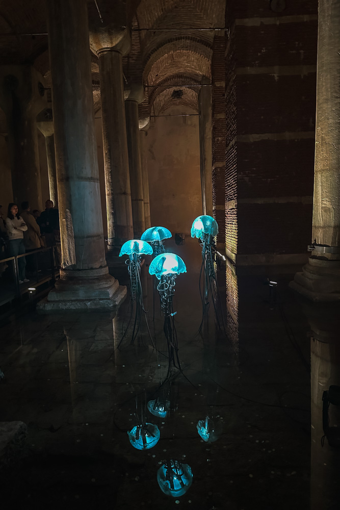 exposicao na cisterna da basilica em istambul