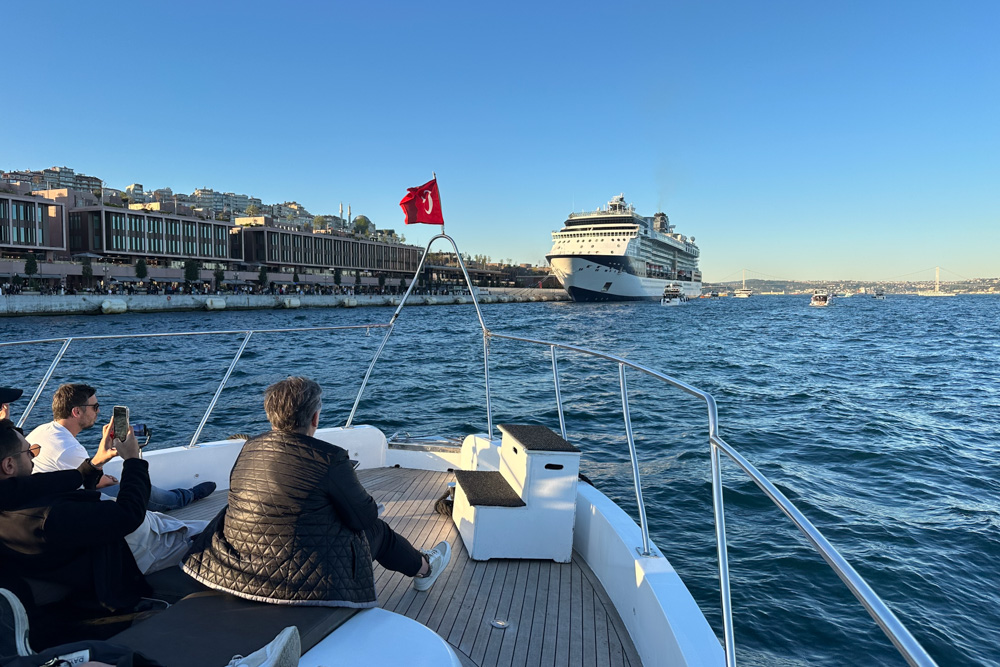 passeio de barco no estreito de bosforo em istambul