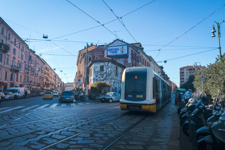 tram do transporte publico em milao