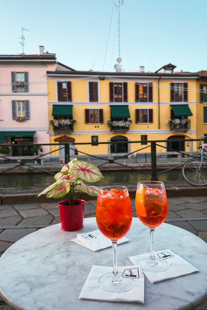 aperitivos no final do dia em navigli