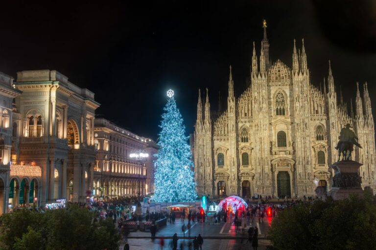 natal em milao com a arvore de natal na frente do duomo