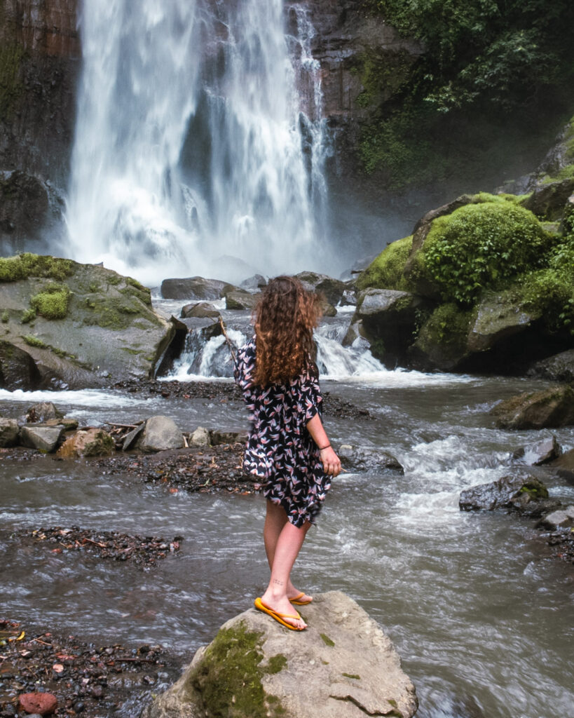 cachoeira em bali na indonesia