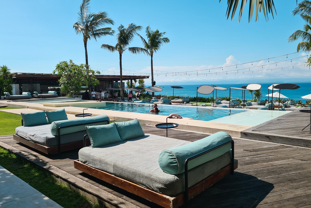 ulu cliffhouse beach club em uluwatu bali