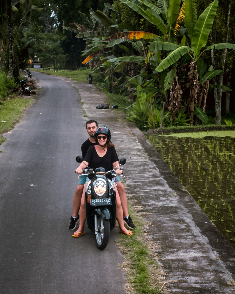 alugando moto em bali