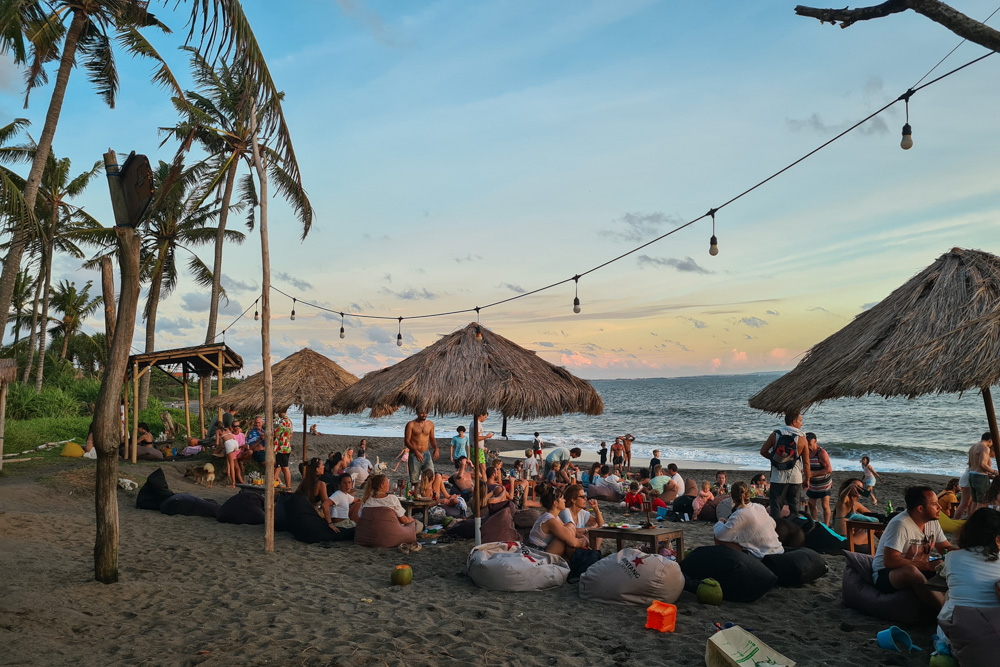 por do sol na praia de seseh em bali
