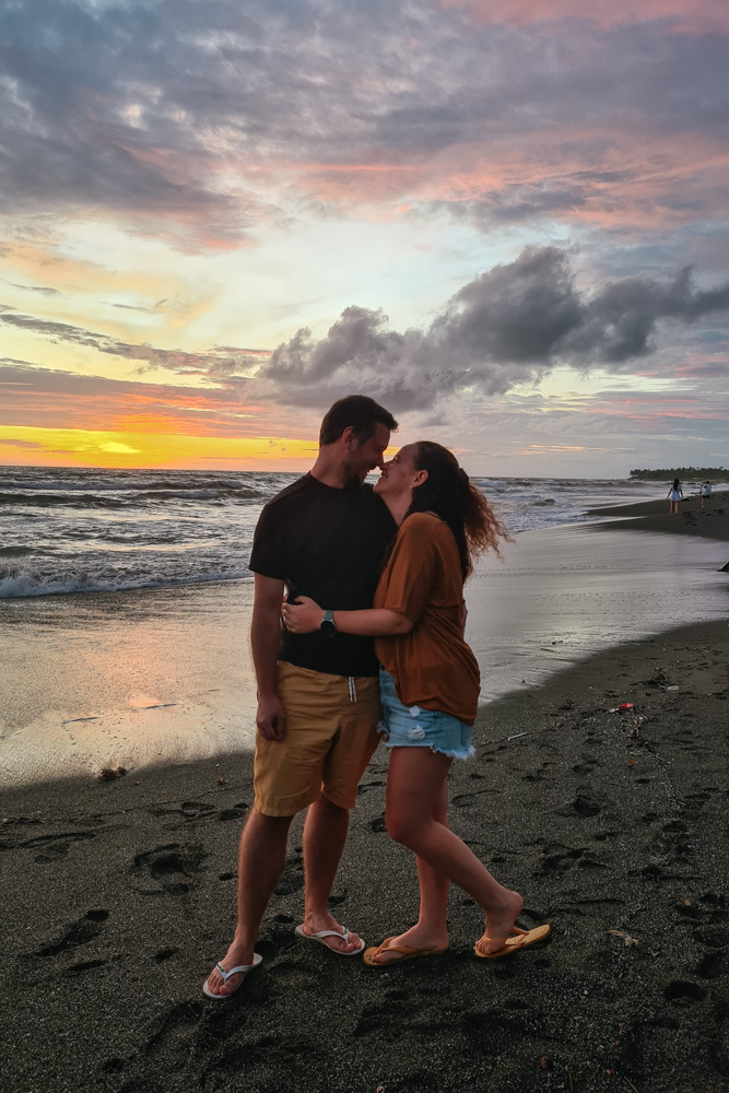 por do sol na praia de canggu bali