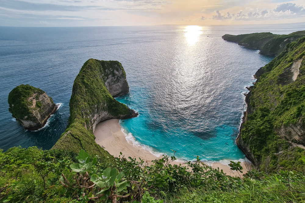por do sol na praia kelingking em nusa penida