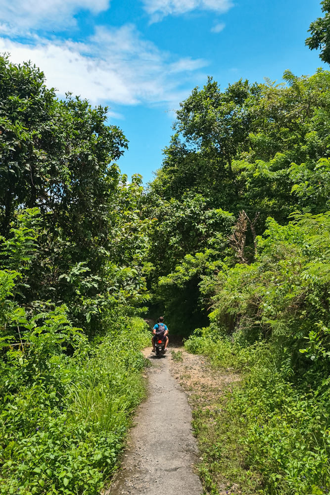 estrada de moto em nusa penida bali