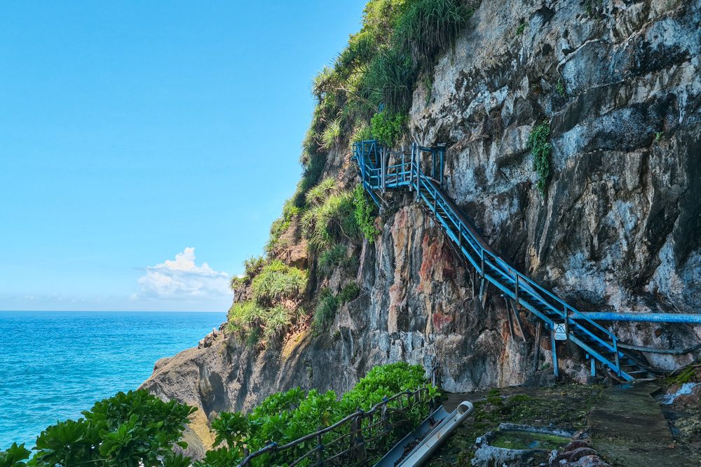 escadaria que leva a Cascata Peguyangan em nusa penida