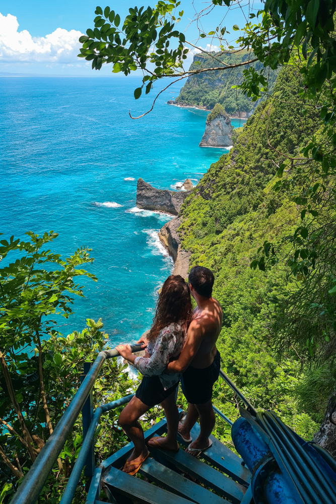 caminho para a Cascata Peguyangan em nusa penida