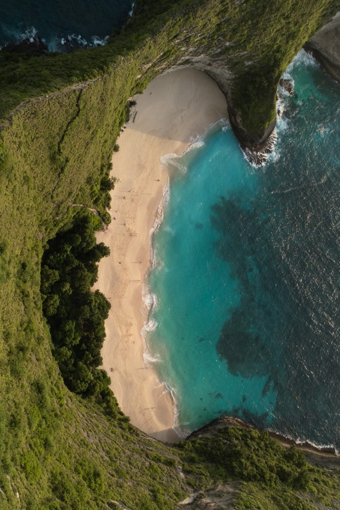 praia kelingking em nusa penida