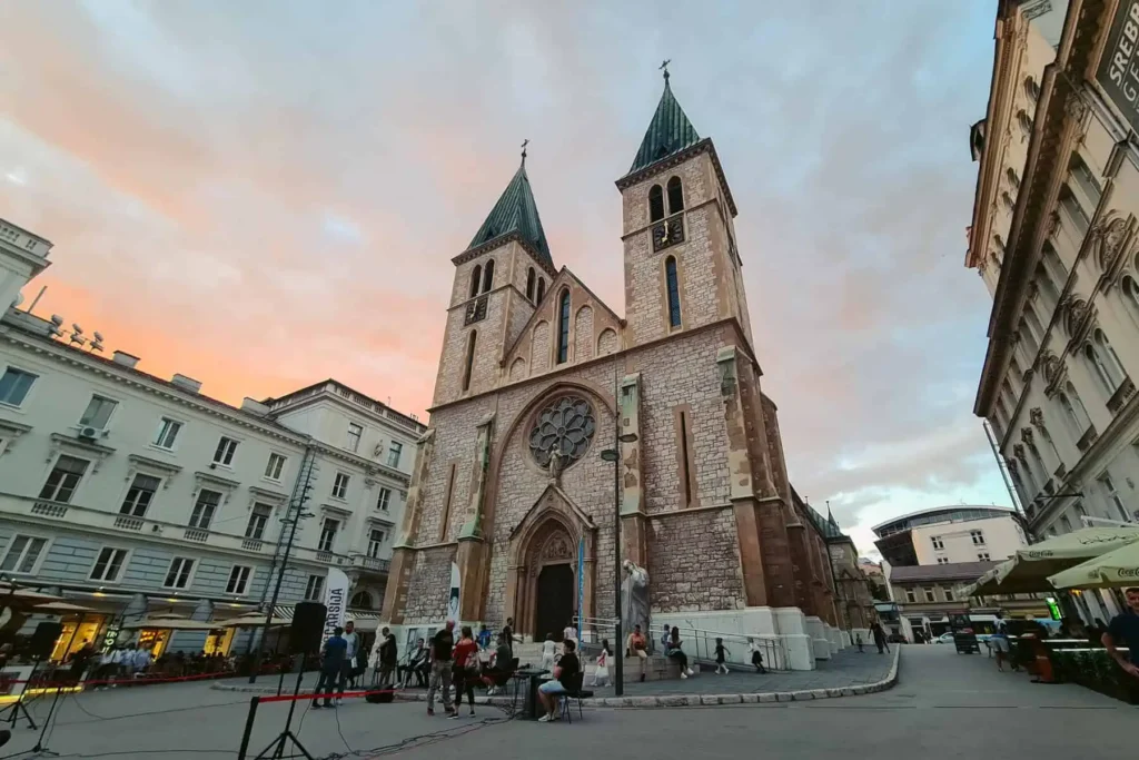 catedral do sagrado coração em sarajevo durante o por do sol