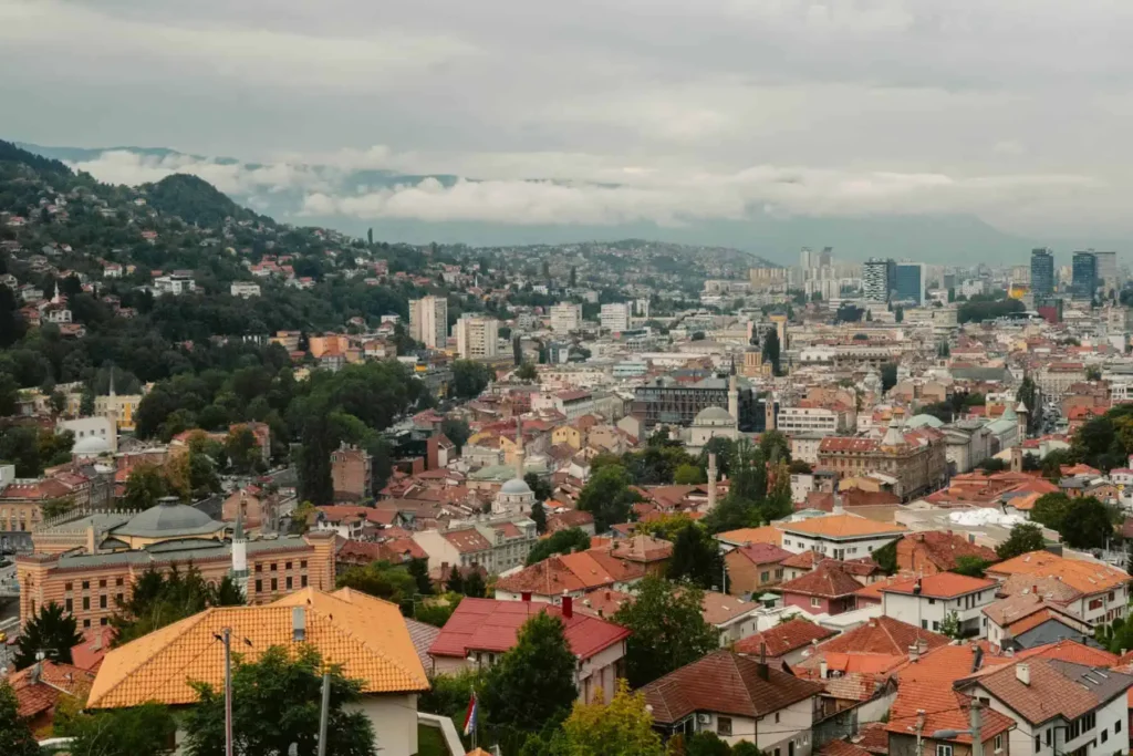 vista de sarajevo do topo da fortaleza amarela