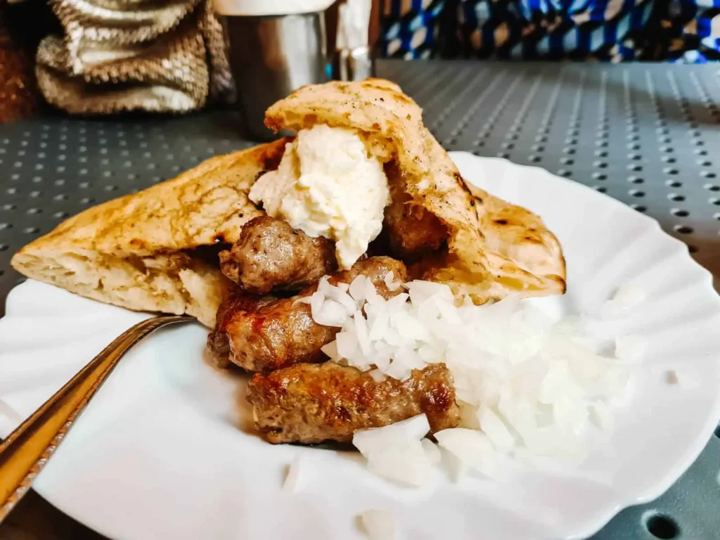 cevapi, comida tradicional da bosnia