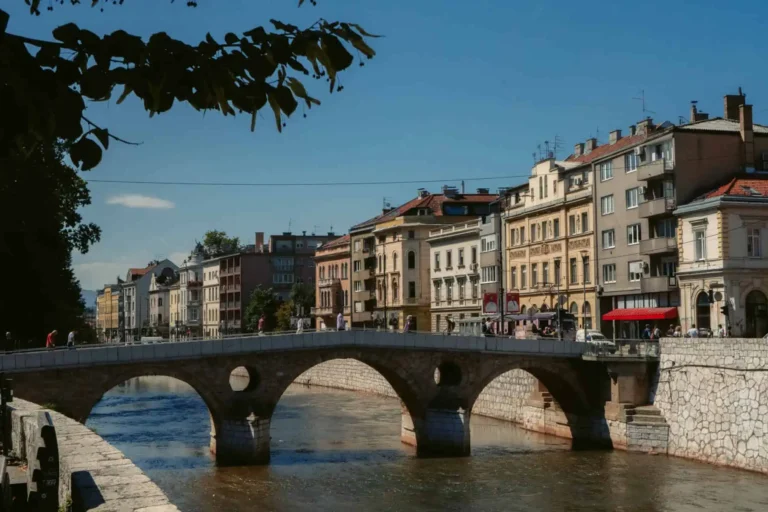 ponte latina em sarajevo, capital da bosnia