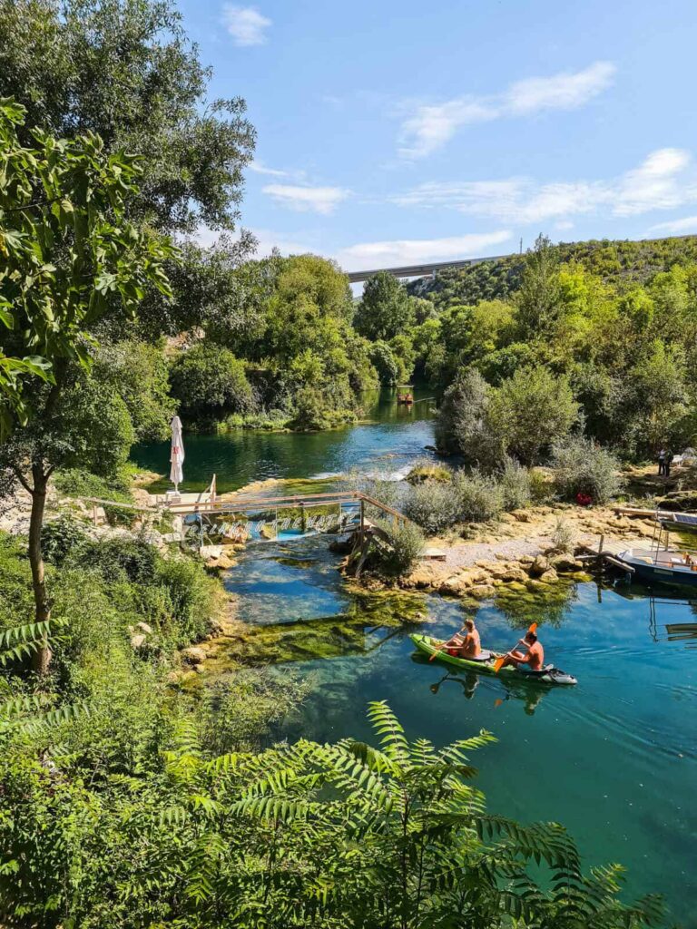passeio de caiaque na cachoeira kravice, na Bósnia