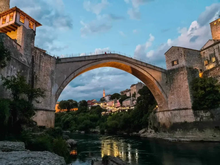 ponte velha de mostar no entardecer