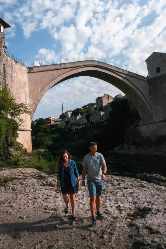 Fe e Edinho do blog Cachos Aventureiros em Mostar, na Bósnia
