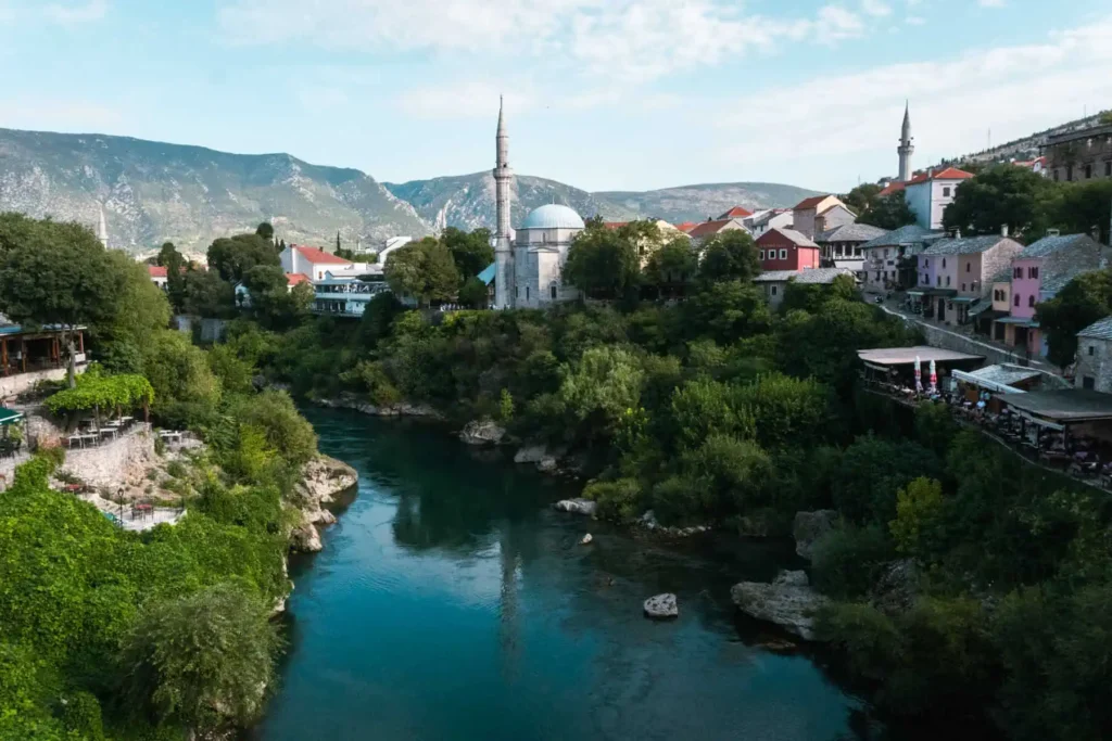 vista do centro de mostar, na Bósnia