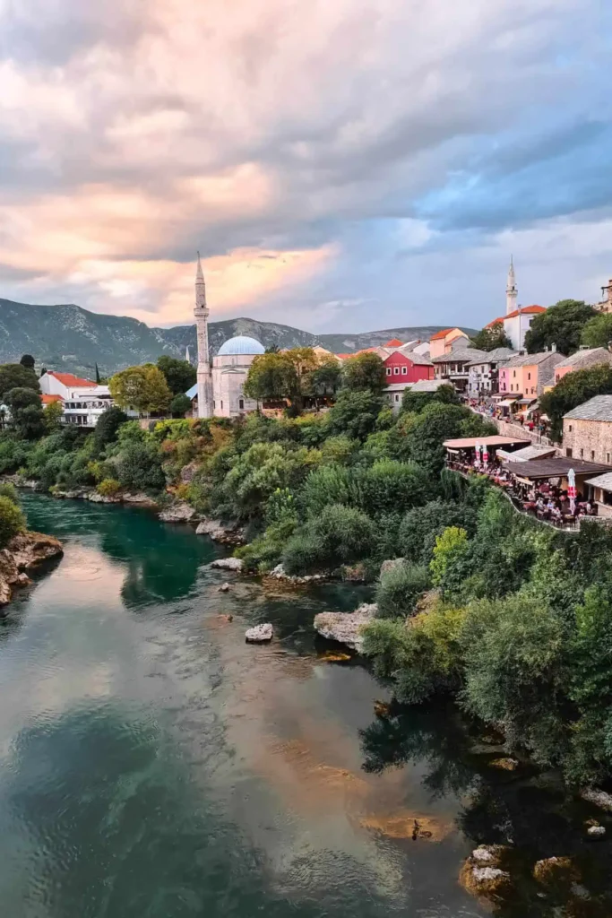vista do centro de mostar, na Bósnia