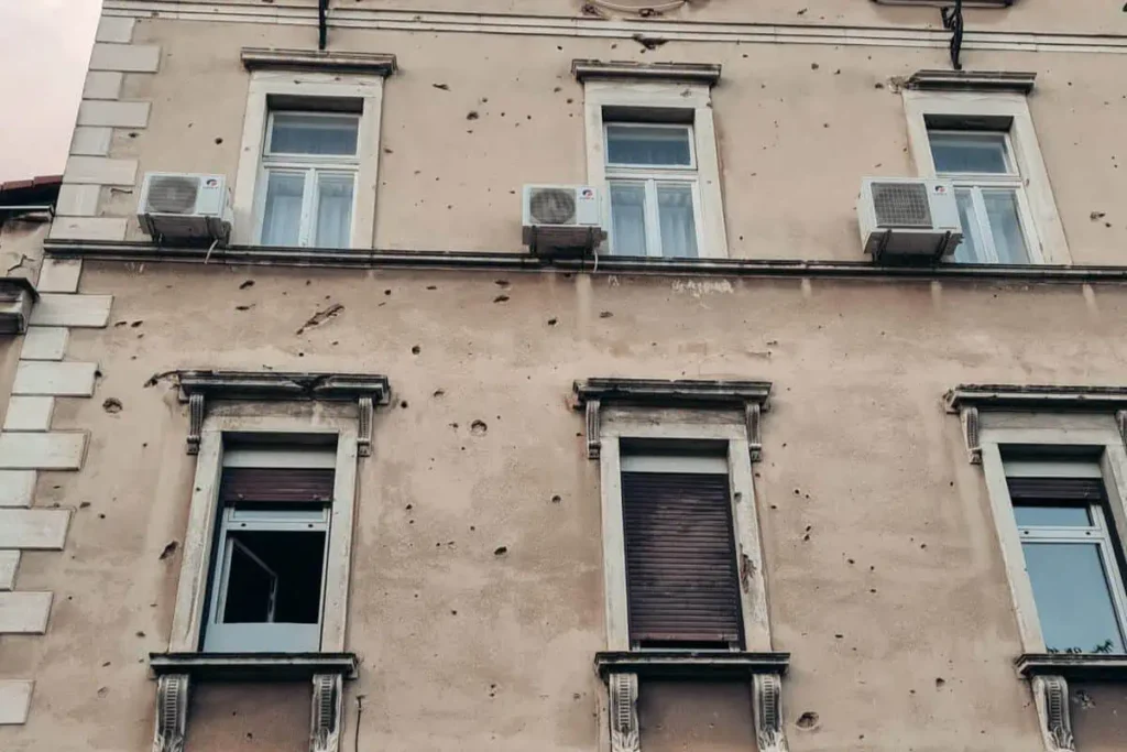 prédios com marcas de tiros em mostar