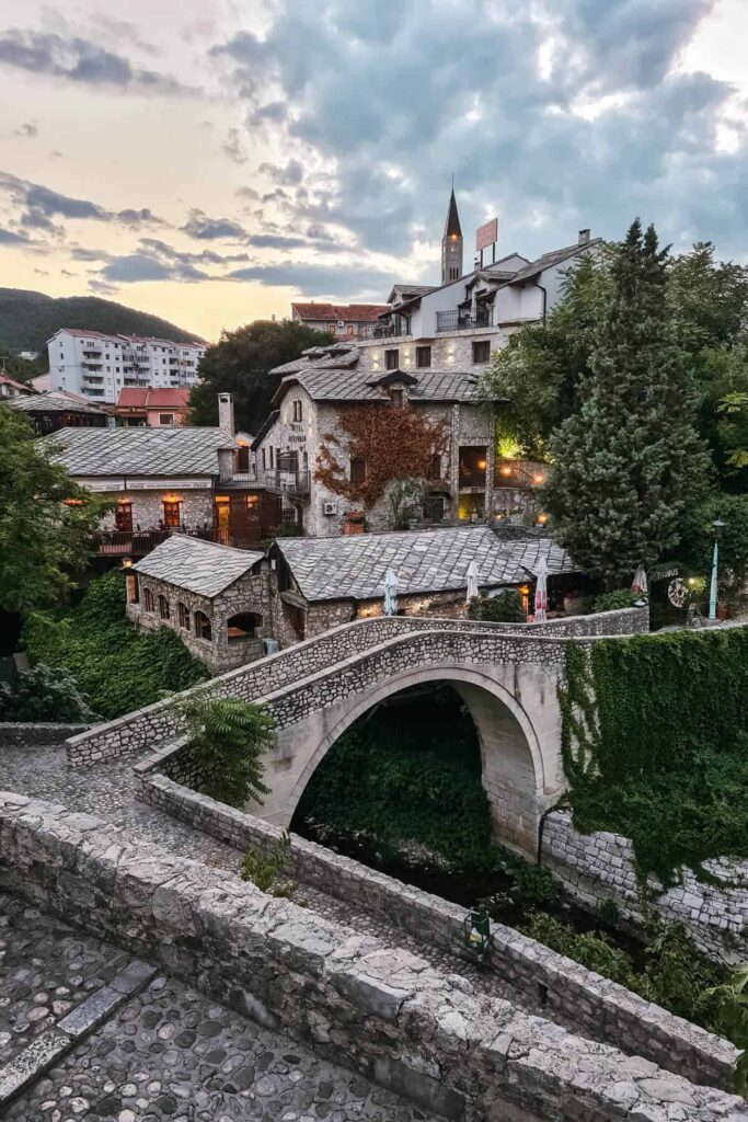 ponte torta de mostar na Bósnia no por do sol